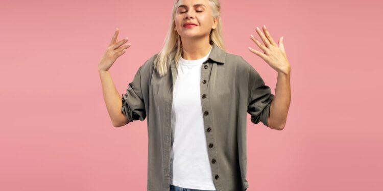 Featured image for: Paz no Meio do Caos: 5 Poses de Yoga para Estar no Natal sem Stress